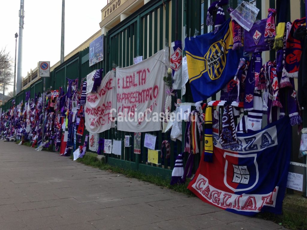 Omaggi fuori dal franchi dei tifosi rossoblù per Davide Astori