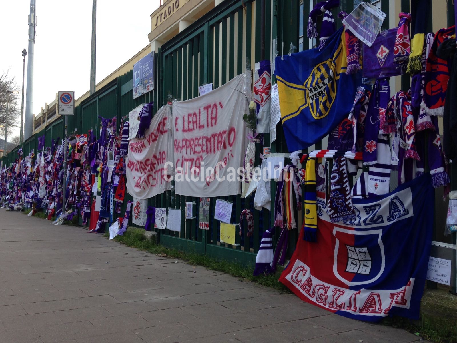 Omaggi fuori dal franchi dei tifosi rossoblù per Davide Astori