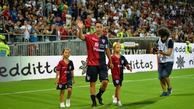 Cagliari 08 08 2018 Presso Sardegna Arena - Amichevole Cagliari vs Altetico Madrid
nella foto: andrea cossu festeggia il suo ultimo giorno da giocatore
SILPRESS/ENRICO LOCCI