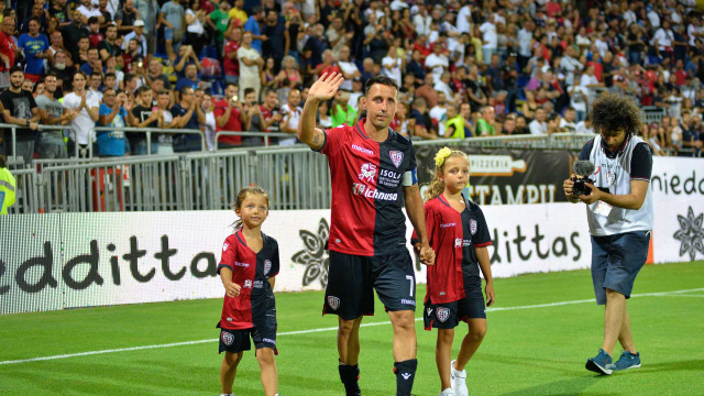 Cagliari 08 08 2018 Presso Sardegna Arena - Amichevole Cagliari vs Altetico Madrid
nella foto: andrea cossu festeggia il suo ultimo giorno da giocatore
SILPRESS/ENRICO LOCCI