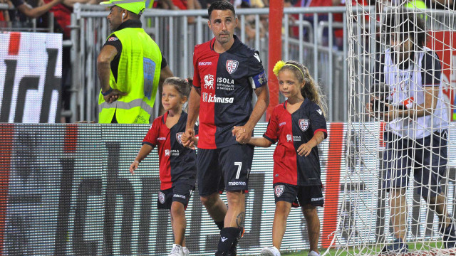 Cagliari 08 08 2018 Presso Sardegna Arena - Amichevole Cagliari vs Altetico Madrid
nella foto: andrea cossu festeggia il suo ultimo giorno da giocatore
SILPRESS/ENRICO LOCCI