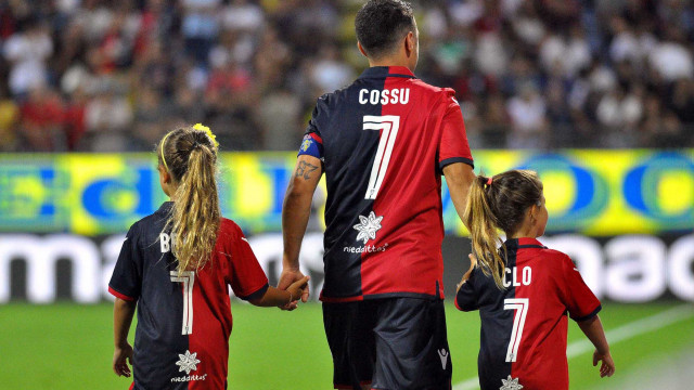 Cagliari 08 08 2018 Presso Sardegna Arena - Amichevole Cagliari vs Altetico Madrid
nella foto: andrea cossu festeggia il suo ultimo giorno da giocatore
SILPRESS/ENRICO LOCCI