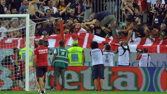 Cagliari 08 08 2018 Presso Sardegna Arena - Amichevole Cagliari vs Altetico Madrid
nella foto: andrea cossu festeggia il suo ultimo giorno da giocatore
SILPRESS/ENRICO LOCCI