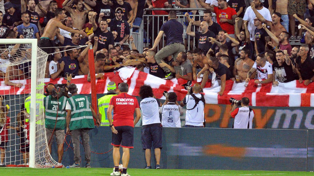 Cagliari 08 08 2018 Presso Sardegna Arena - Amichevole Cagliari vs Altetico Madrid
nella foto: andrea cossu festeggia il suo ultimo giorno da giocatore
SILPRESS/ENRICO LOCCI