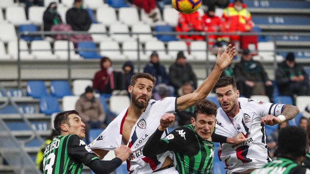 REGGIO EMILIA, ITALIA, 26-01-19 - 21° GIORNATA DI CAMPIONATO SERIE A TIM - MAPEI STADIUN, SASSUOLO VS CAGLIARI,BY CASTALDI, NELLA FOTO: LEONARDO PAVOLETTI E ANDREA CONSIGLI VIENE TIRATA LA MAGLIA DA FEDERICO PELUSO