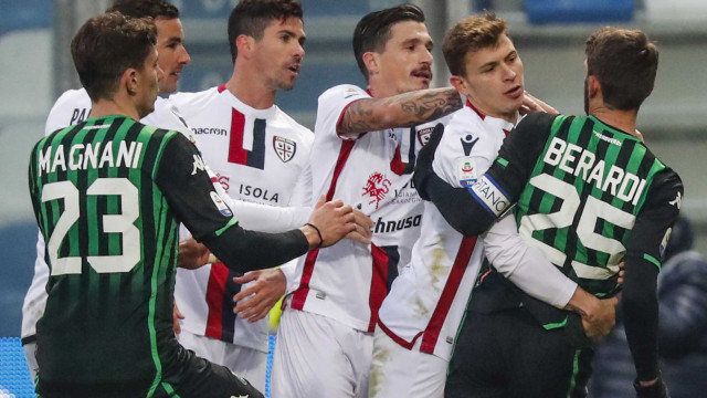 REGGIO EMILIA, ITALIA, 26-01-19 - 21° GIORNATA DI CAMPIONATO SERIE A TIM - MAPEI STADIUN, SASSUOLO VS CAGLIARI,BY CASTALDI, NELLA FOTO: NICOLO' BARELLA FERMA DOMENICO BERARDI CHE LITIGA CON DIEGO FARIAS