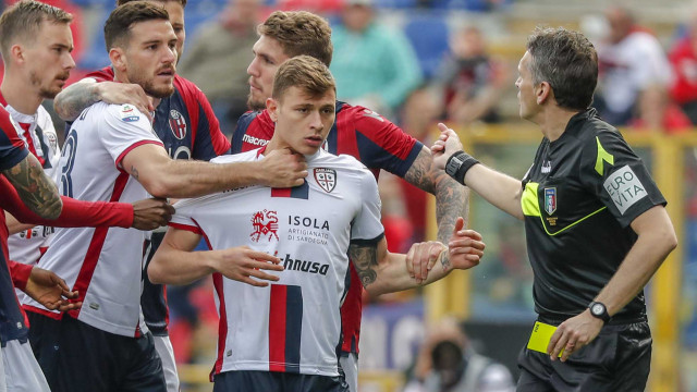 BOLOGNA ITALIA, 10-03-19 - 27° GIORNATA DI CAMPIONATO SERIE A TIM - STADIO RENATO DALL'ARA, BOLOGNA VS CAGLIARI, BY CASTALDI / SILPRESS NELLA FOTO: NICOLO' BARELLA VIENE TRATTENUTO DAI COMPAGNI
