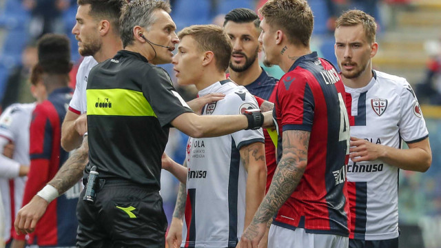 BOLOGNA ITALIA, 10-03-19 - 27° GIORNATA DI CAMPIONATO SERIE A TIM - STADIO RENATO DALL'ARA, BOLOGNA VS CAGLIARI, BY CASTALDI / SILPRESS NELLA FOTO: NICOLO' BARELLA VIENE TRATTENUTO DAI COMPAGNI