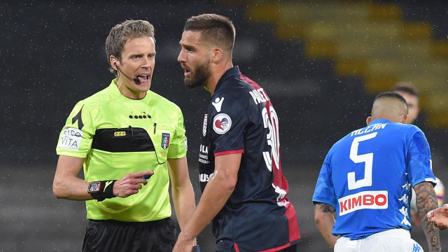 NAPOLI-CAGLIARI 05-05-2019 LEONARDO PAVOLETTI E ARBITRO DANIELE CHIFFI. SILPRESS