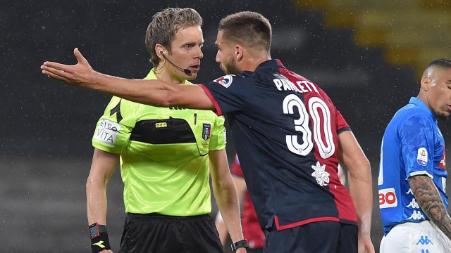 NAPOLI-CAGLIARI 05-05-2019 LEONARDO PAVOLETTI E ARBITRO DANIELE CHIFFI. SILPRESS