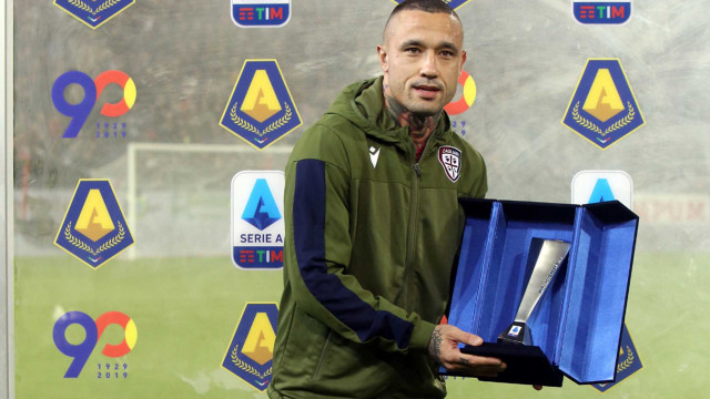 Cagliari 02 12 2019 Presso Stadio Sardegna Arena - Campionato serie A Tim 2019-20 incontro Cagliari vs Sampdoria
nella foto: Radja Nainggolan riceve il premio MVP di novembre
SILPRESS/ENRICO LOCCI