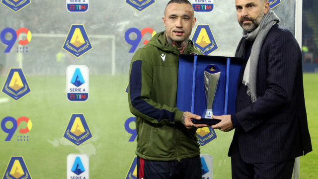 Cagliari 02 12 2019 Presso Stadio Sardegna Arena - Campionato serie A Tim 2019-20 incontro Cagliari vs Sampdoria
nella foto: Radja Nainggolan riceve il premio MVP di novembre
SILPRESS/ENRICO LOCCI