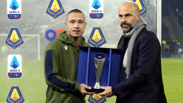 Cagliari 02 12 2019 Presso Stadio Sardegna Arena - Campionato serie A Tim 2019-20 incontro Cagliari vs Sampdoria
nella foto: Radja Nainggolan riceve il premio MVP di novembre
SILPRESS/ENRICO LOCCI