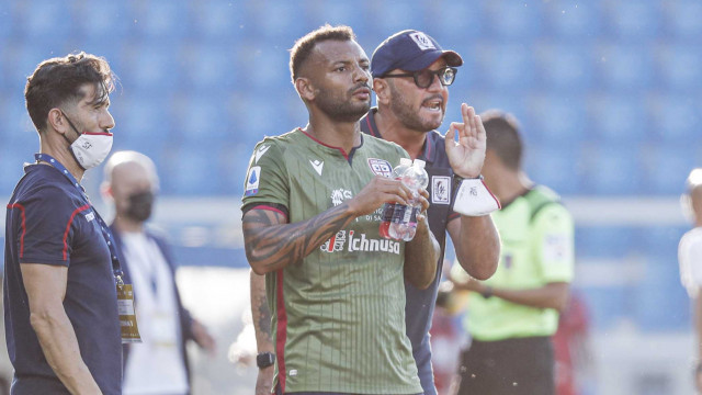 FERRARA - ITALY, 23-06-20 — 27° GIORNATA DI CAMPIONATO SERIE A TIM — STADIO PAOLO MAZZA — SPAL VS CAGLIARI — SILPRESS FOTO DI CASTALDI, NELLA FOTO: Walter Zenga COACH CAGLIARI E JOAO PEDRO (CAGLIARI)