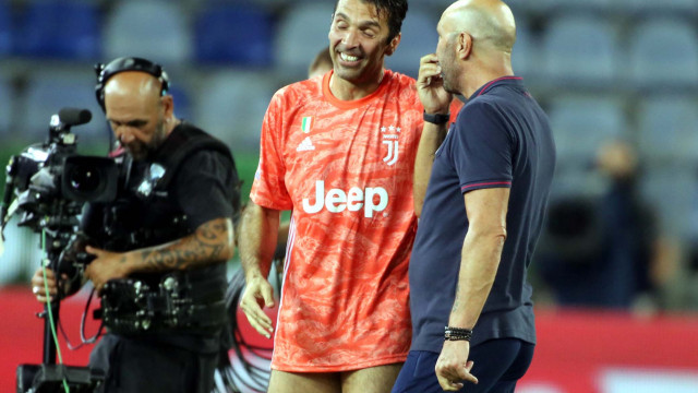 Cagliari 29 07 2020 Presso Stadio Sardegna Arena - Campionato serie A Tim 2019-20 incontro Cagliari vs Juventus
nella foto: buffon e zenga
SILPRESS/ENRICO LOCCI