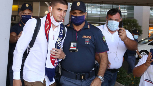 Cagliari 31 08 2020 aeroporto di Cagliari Elmas arrivo nuovo acquisto Raùzvan Marin - foto Enrico Locci/Silpress