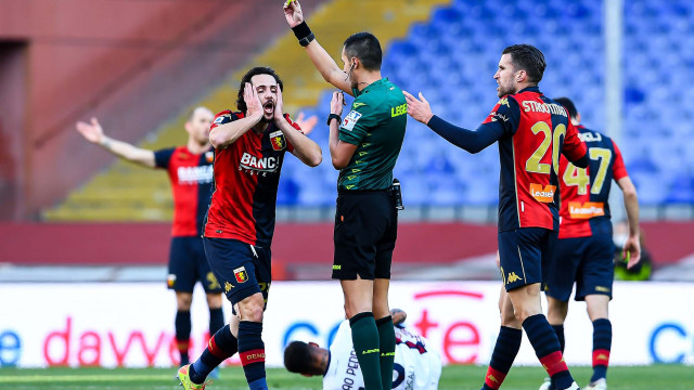 Serie A 2020/21 | Genoa-Cagliari
Marco Di Bello (arbitro) - Ammonizione Mattia Destro