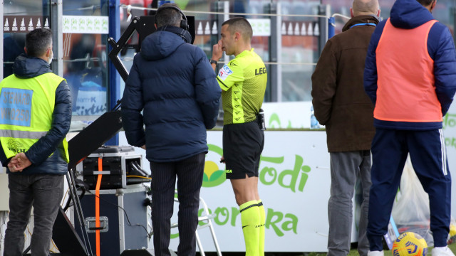 Cagliari 14 02 2021 Presso Stadio Sardegna Arena - Campionato seire A tim - Cagliari vs Atalanta
nella foto: l arbitro al var
SILPRESS/ENRICO LOCCI