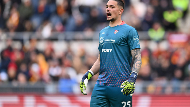 Elia Caprile of Cagliari Calcio participates in the 29th day of the Serie A Championship between A.S. Roma and Cagliari Calcio at the Olympic Stadium on March 16, 2025 in Rome, Italy.