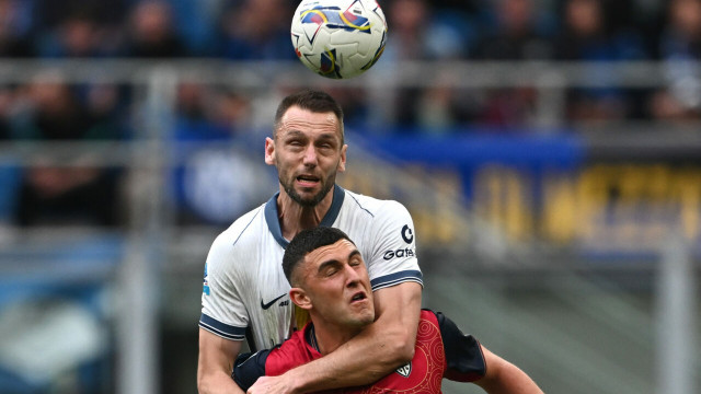 Cm Milano 12/04/2025 - campionato di calcio serie A / Inter-Cagliari / foto Cristiano Mazzi/Image Sport
nella foto: Stefan De Vrij-Roberto Piccoli