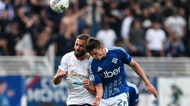 Cm Como 10/05/2025 - campionato di calcio serie A / Como-Cagliari / foto Cristiano Mazzi/Image Sport
nella foto: Leonardo Pavoletti-Yannik Engelhardt