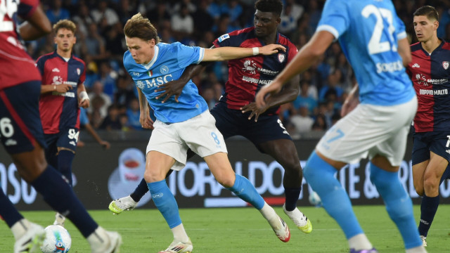Scott McTominay of SSC Napoli competes for the ball with Michel Adop of Cagliari Calcio during the Serie A Enilive between SSC Napoli vs Hellas Verona FC at Diego Armando Maradona Stadium