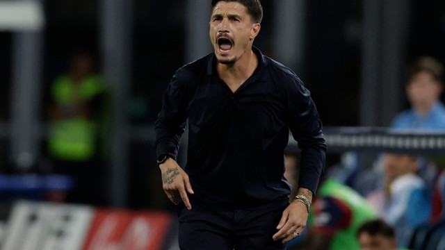 Cagliari's Italian coach Fabio Pisacane gesticulate during the Serie A football match between SSC Napoli vs Cagliari at the Diego Armando Maradona Stadium in Naples, southern Italy, on August 30, 2025.