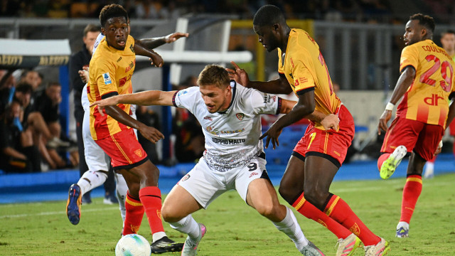 Semih Kilicsoy (Cagliari Calcio) against Kaba Mohamed (Us Lecce) during US Lecce vs Cagliari Calcio, Italian soccer Serie A match in Lecce, Italy, September 19 2025