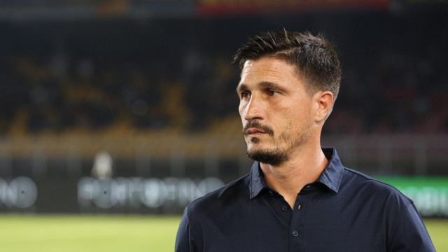 Fabio Pisacane head coach of Cagliari Calcio looks on during US Lecce vs Cagliari Calcio, Italian soccer Serie A match in Lecce, Italy, September 19 2025