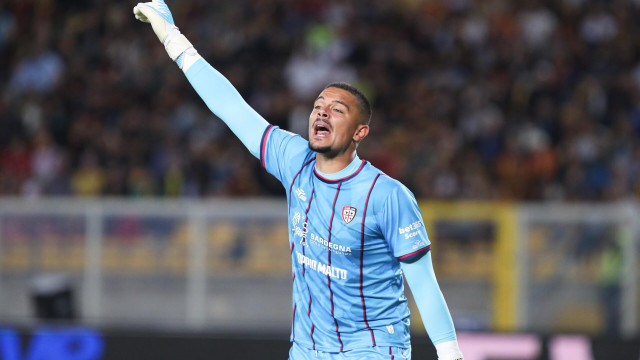 Elia Caprile of Cagliari Calcio gestures during US Lecce vs Cagliari Calcio, Italian soccer Serie A match in Lecce, Italy, September 19 2025