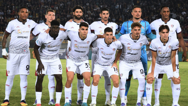 Cagliari Cialcio line up during US Lecce vs Cagliari Calcio, Italian soccer Serie A match in Lecce, Italy, September 19 2025