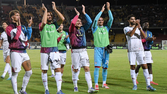 Cagliari Calcio celebrates after the victory during US Lecce vs Cagliari Calcio, Italian soccer Serie A match in Lecce, Italy, September 19 2025