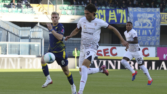Gennaro Borrelli of Cagliari Calcio play the ball during Hellas Verona FC vs Cagliari Calcio, 8° Serie A Enilive 2025-26 game at Marcantonio Bentegodi stadium in Verona (VR), Italy, on October 26, 2025.