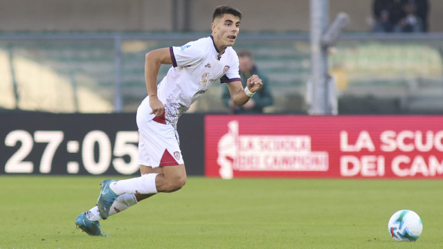 Adam Obert of Cagliari Calcio play the ball during Hellas Verona FC vs Cagliari Calcio, 8° Serie A Enilive 2025-26 game at Marcantonio Bentegodi stadium in Verona (VR), Italy, on October 26, 2025.