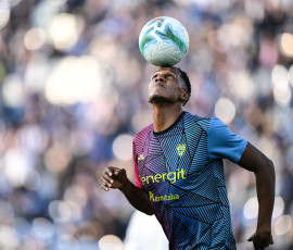 Yerry Mina of Cagliari Calcio FC warms up prior to the Italian Serie A football match between Calcio Como and Cagliari Calcio on November 8th 2025 at the Giuseppe Senigallia stadium in Como, Italy