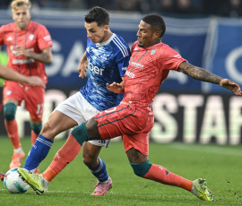 Tasos Douvikas of Calcio Como in action during the Italian Serie A football match between Calcio Como and Cagliari Calcio on November 8th 2025 at the Giuseppe Senigallia stadium in Como, Italy