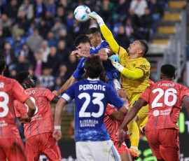 Mandatory Credit: Photo by Fabrizio Andrea Bertani/Pacific Press/Shutterstock (15722516k)
Italy, Como, 2025 11 08: Elia Caprile (Cagliari) goes up and saves in the second half during soccer game Como 1907 vs Cagliari Calcio, Serie A Enilive 2025-2026 day 11 at Sinigaglia Stadium
Italy, Como, 2025 11 08: Como 1907 vs Cagliari Calcio, Serie A EniLive
2025/2026 day 11 at Sinigaglia Stadium.
Como 1907 vs Cagliari Calcio, Italy - 08 Nov 2025