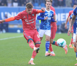 Mandatory Credit: Photo by Fabrizio Andrea Bertani/Pacific Press/Shutterstock (15722516q)
Italy, Como, 2025 11 08: Sebastiano Esposito (Cagliari) cross shot from right side in the first half during soccer game Como 1907 vs Cagliari Calcio, Serie A Enilive 2025-2026 day 11 at Sinigaglia Stadium
Italy, Como, 2025 11 08: Como 1907 vs Cagliari Calcio, Serie A EniLive
2025/2026 day 11 at Sinigaglia Stadium.
Como 1907 vs Cagliari Calcio, Italy - 08 Nov 2025