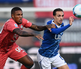 Mg Como 08/11/2025 - campionato di calcio serie A / Como-Cagliari / foto Matteo Gribaudi/Image Sport
nella foto: Maxence Caqueret-Michael Folorunsho