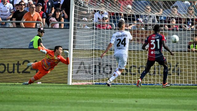 Emil Audero of US Cremonese during Cagliari Calcio vs US Cremonese, Italian soccer Serie A match in Cagliari, Italy, April 11 2026