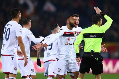 ROMA-CAGLIARI. JOAO PEDRO PROTESTA CONTRO L'ARBITRO D'AMATO.SILPRESS