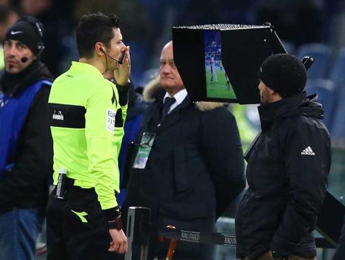 ROMA-CAGLIARI. ARBITRO D'AMATO CONSULTA LA VAR.SILPRESS