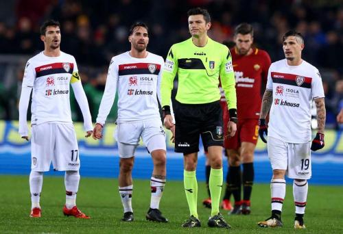 ROMA-CAGLIARI. GIOCATORI DEL CAGLIARI E ARBITRO D'AMATO.SILPRESS