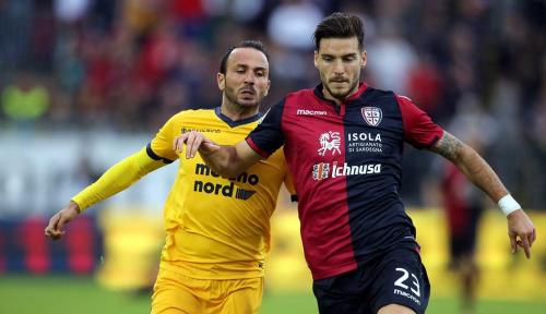 Cagliari (CA) 05 11  2017 Campionato Serie A TIM incontro Cagliari -   Hellas Verona Nella foto:  Luca Ceppitelli e giampaolo pazzini SILPRESS/ENRICO LOCCI