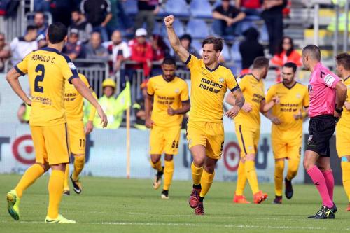 Cagliari (CA) 05 11  2017 Campionato Serie A TIM incontro Cagliari -   Hellas Verona Nella foto:  esultanza di     Bruno Zuculini    del verona SILPRESS/ENRICO LOCCI