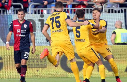 Cagliari (CA) 05 11  2017 Campionato Serie A TIM incontro Cagliari -   Hellas Verona Nella foto:  esultanza di     Bruno zuculini cerci hertaux    del verona SILPRESS/ENRICO LOCCI