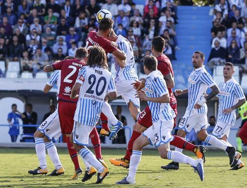 FERRARA, ITALIA, 17-09-17 - 4° GIORNATA DI CAMPIONATO SERIE A TIM ALLO STADIO PAOLO MAZZA: SPAL VS CAGLIARI, NELLA FOTO: Pavoletti stacca di testa