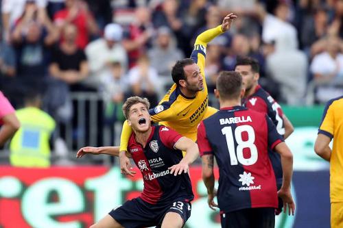 Cagliari (CA) 05 11  2017 Campionato Serie A TIM incontro Cagliari -   Hellas Verona Nella foto:  filippo Romagna e pazzini giampaolo SILPRESS/ENRICO LOCCI