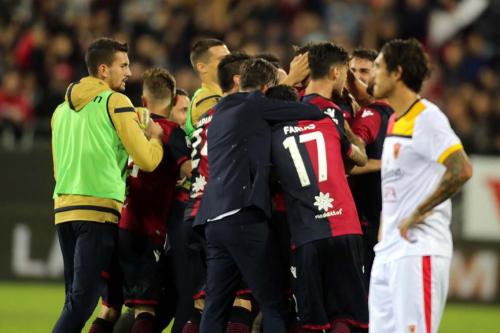 Cagliari (CA)  25 10 2017 Campionato Serie A TIM incontro Cagliari -  Benevento Nella foto: gioia del cagliari per la vittoria e delusione del benevento SILPRESS/ENRICO LOCCI