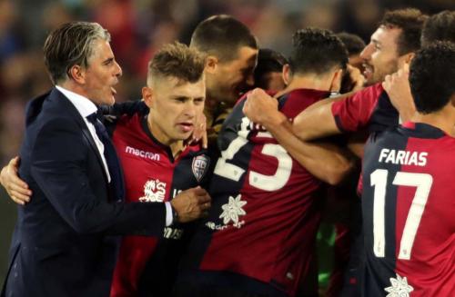 Cagliari (CA)  25 10 2017 Campionato Serie A TIM incontro Cagliari -  Benevento Nella foto: gioia del cagliari per la vittoria e delusione del benevento SILPRESS/ENRICO LOCCI
